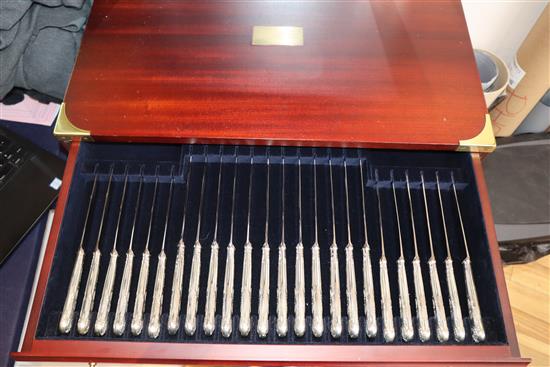 A canteen of Mappin & Webb sterling silver Kings pattern flatware, setting for twelve, approx 145oz (weighable)